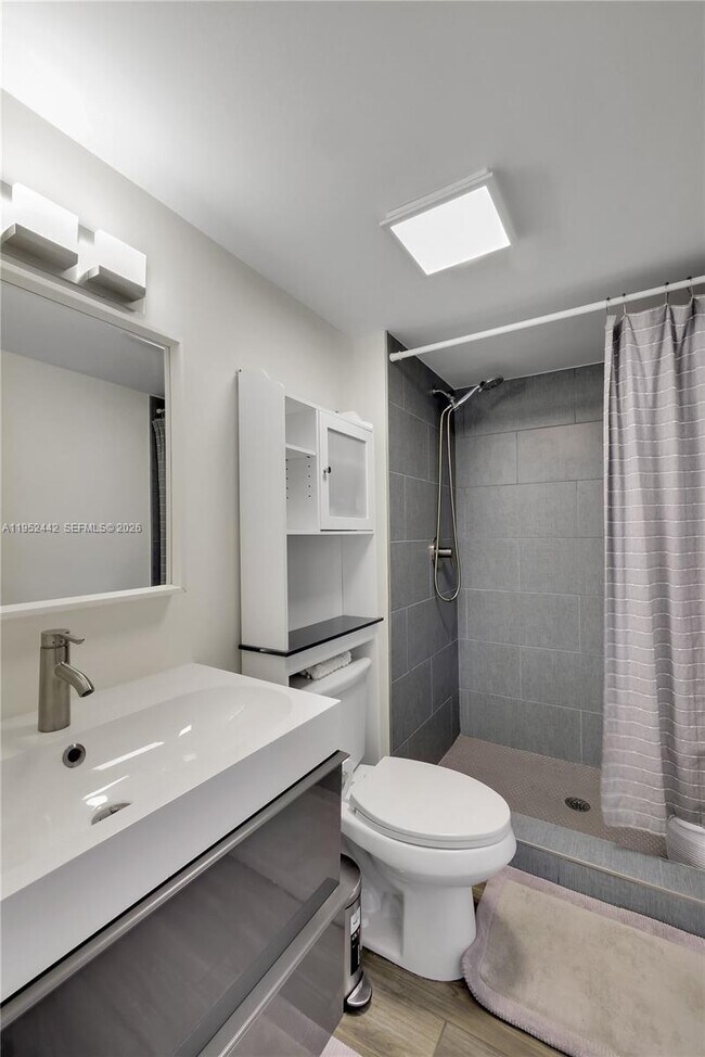 Building Photo - 100 Bayview Dr