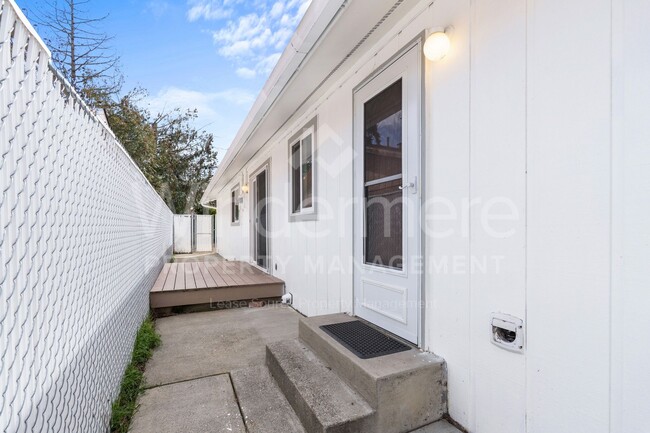 Building Photo - 3142 E 31st Ave