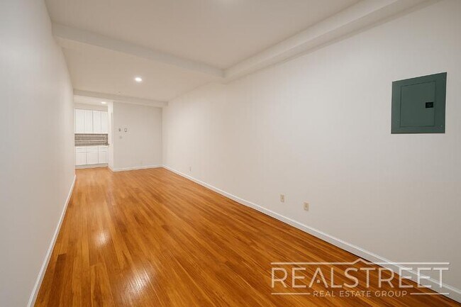 Building Photo - Spacious 2 Bedroom in Williamsburg!