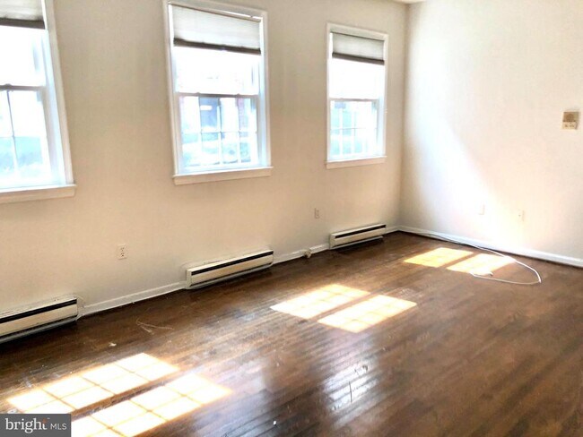 Building Photo - 900 24th St NW