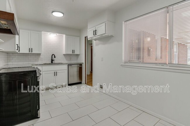 Building Photo - 3516 Mt Pleasant Dr