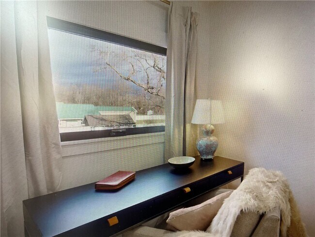 Building Photo - 911 S Main St