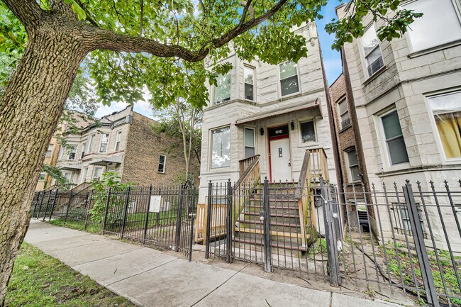 Building Photo - 1826 S Hamlin Ave
