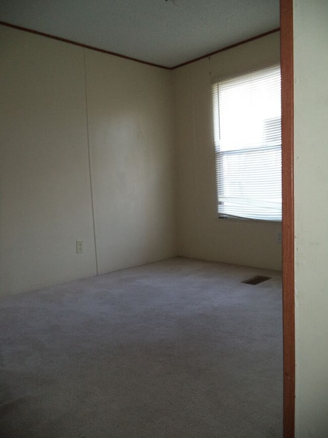 Building Photo - 3 Bedroom 2 Bath Mobile Home