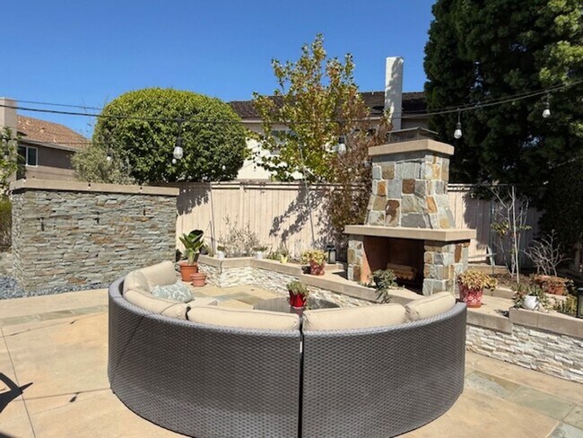 Building Photo - Fully Furnished 5 bedroom home
