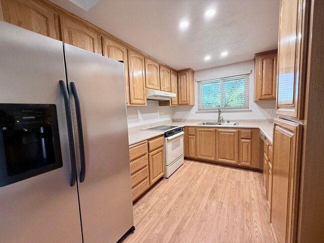 Building Photo - 3-BED 2-BATH WITH SPACIOUS BONUS FAMILY ROOM IN QUIET NEIGHBORHOOD
