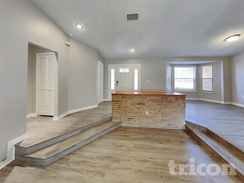 Building Photo - 801 Maraval Ct