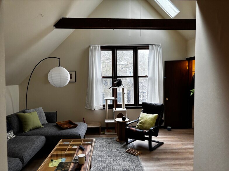 Building Photo - 3351 N Kenmore Ave