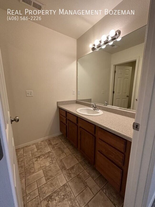 Building Photo - 1112 Longbow Ln