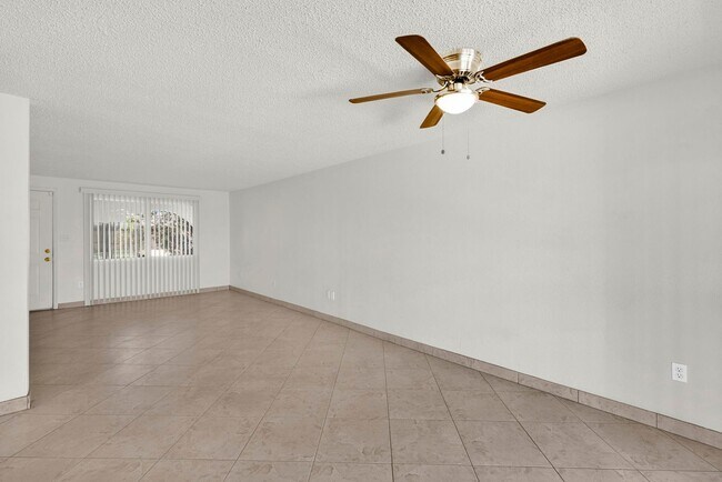Building Photo - Great 3 bed 2 bath home with a pool!