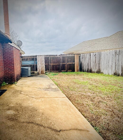 Building Photo - 8928 Asheville Dr