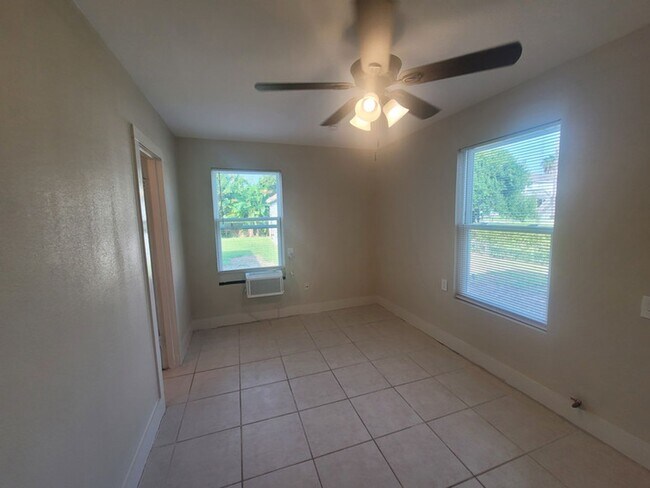 Building Photo - 2 Bedroom / 1 Bath / Bonus Room / 67th street