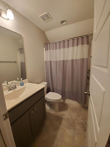 Building Photo - Room in Townhome on Metropolitan Dr