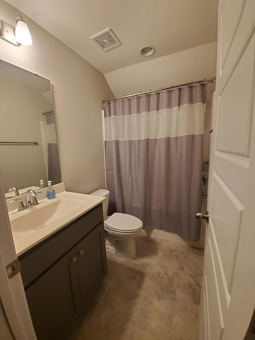 Building Photo - Room in Townhome on Metropolitan Dr
