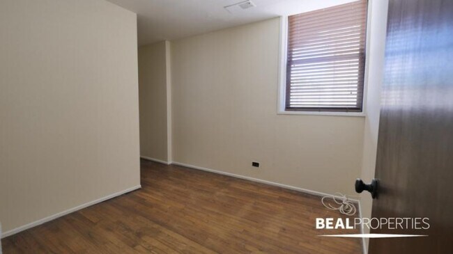 Building Photo - 2 bedroom in CHICAGO IL 60657