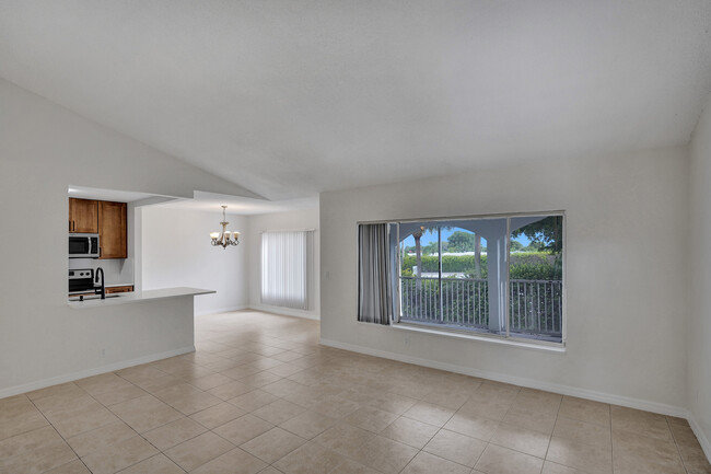 Building Photo - 815 W Boynton Beach Blvd