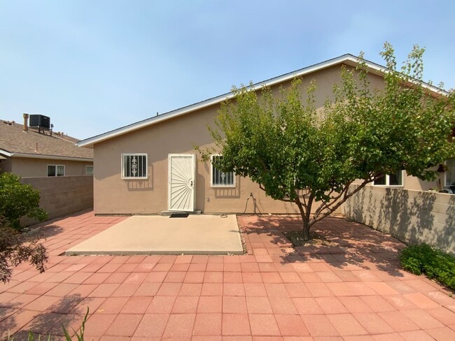 Building Photo - 3 Bedroom Townhome Available Near Southern...