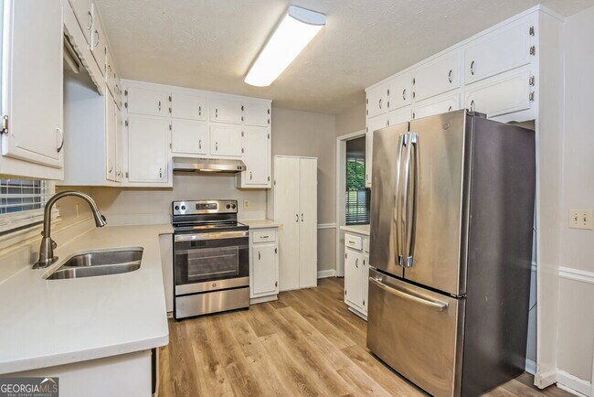 Building Photo - 1111 Realm Ln