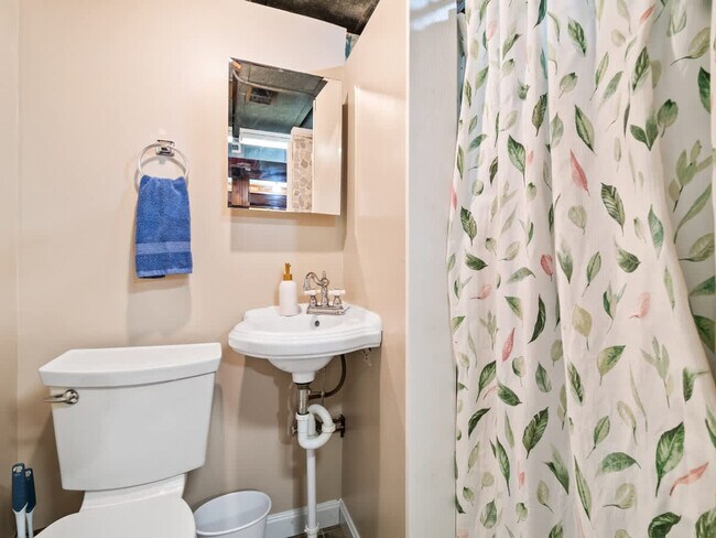 Building Photo - 386 Walworth Ave