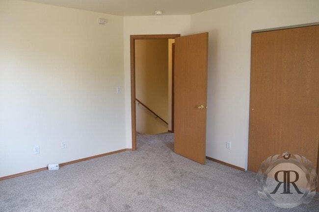 Building Photo - 2 Bedroom, 1 1/2 Bath Townhouse - Move In Ready!