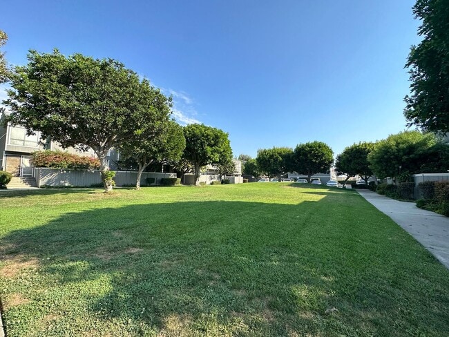 Building Photo - Charming Townhouse in South Coast Metro
