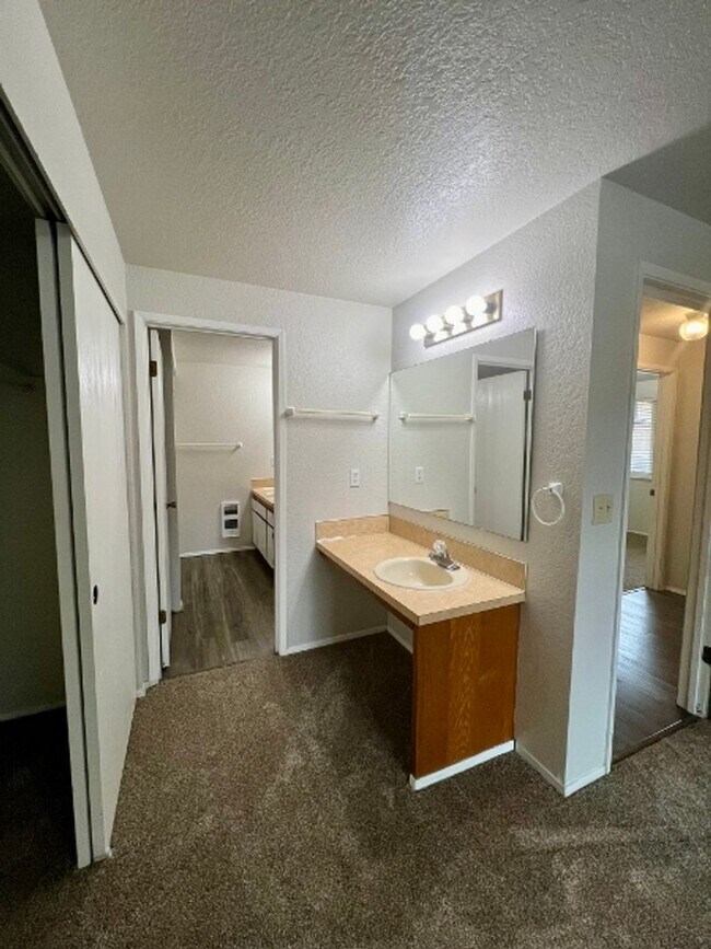 Building Photo - 8010 S Bicentennial Loop SE