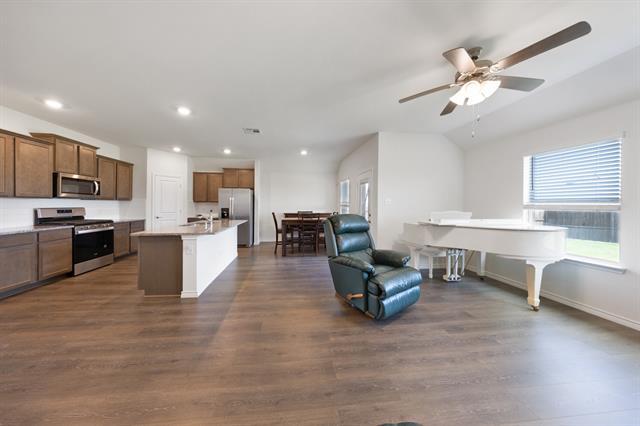 Building Photo - 627 Willow View Way