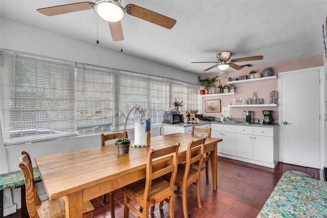 Building Photo - 314 NE 26th Terrace