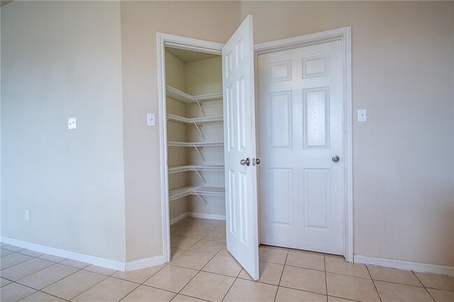Building Photo - 9215 Pioneer Forest Dr
