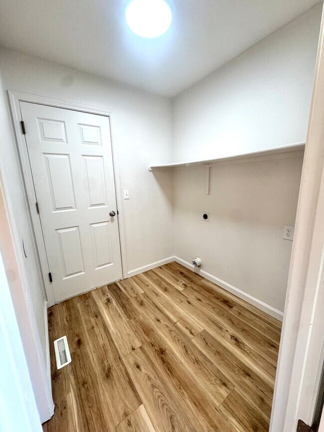Building Photo - Spacious 5-Bedroom Home in Prime Nampa Location