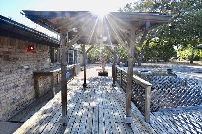 Building Photo - Gorgeous 4 Bedroom 2 Bathroom Kempner Home!
