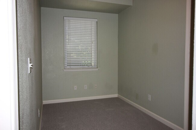 Building Photo - 3 Bedroom Townhome for Rent