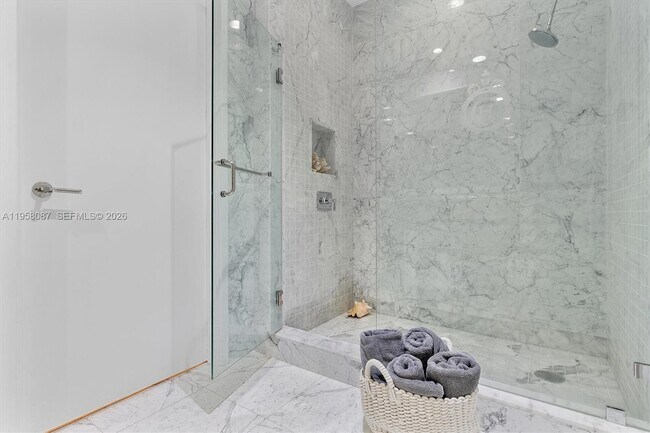 Building Photo - 17475 Collins Ave