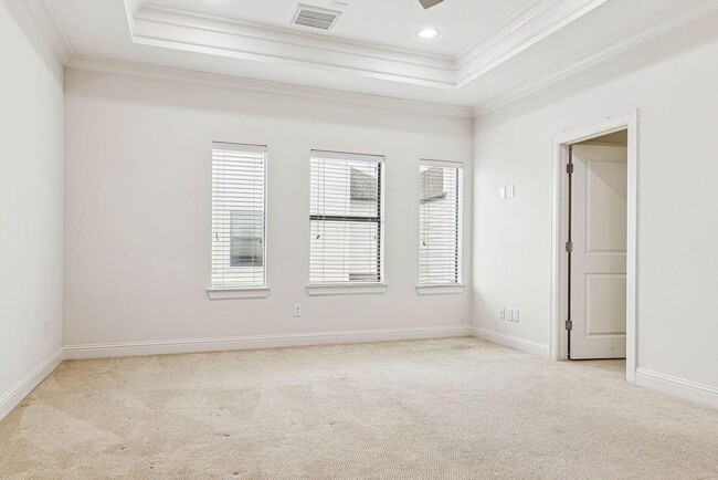 Building Photo - 734 W 20th St