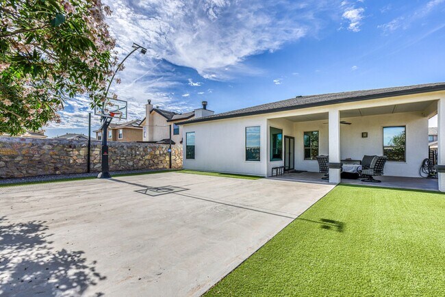 Building Photo - We have a beautiful home fully furnished with 4 bedroom-2 baths