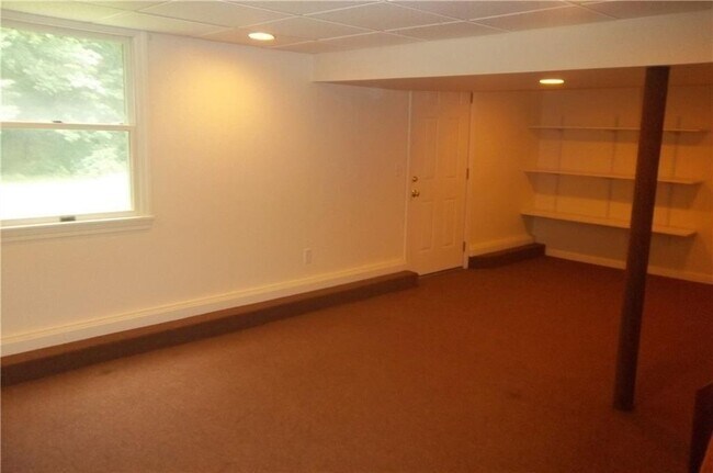 Building Photo - 213 Narrow Ln