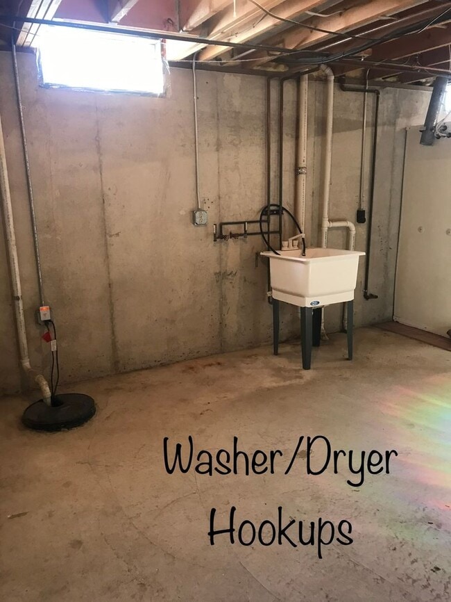 Building Photo - 3 Bedroom 2 Bathroom Townhouse in Neenah