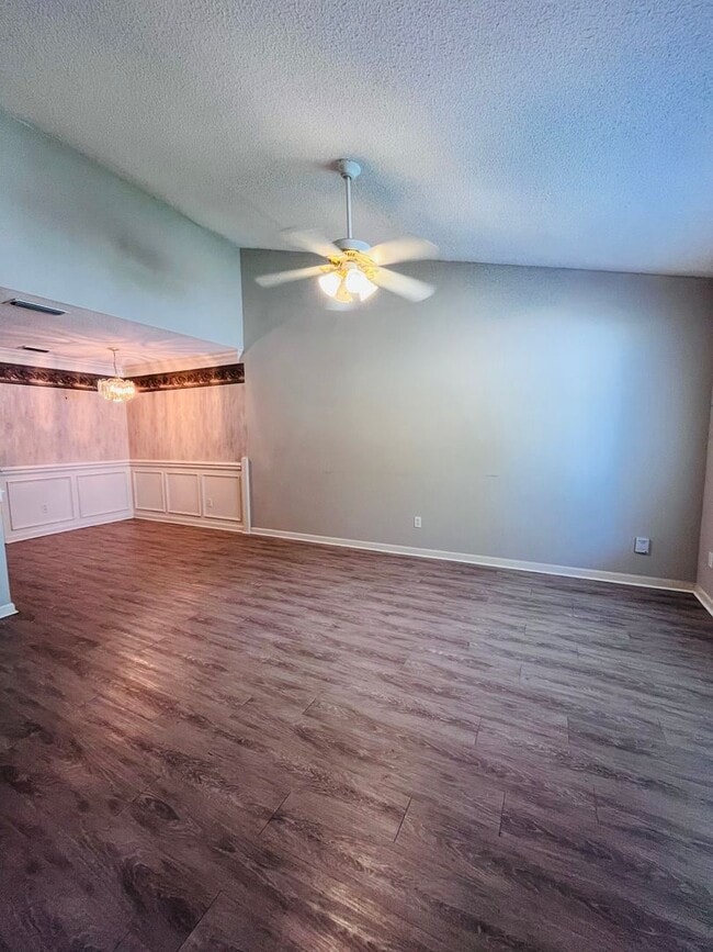 Building Photo - 3 BR/ 2 BA townhome located in Lakeshore E...