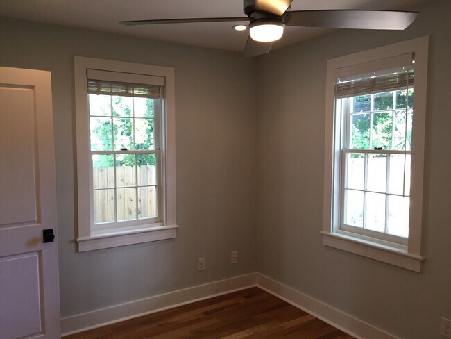 Building Photo - 2 Bedroom 1.5 Bath Apartment in Cannonborough - Downtown
