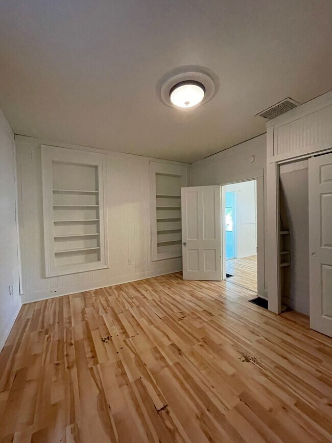 Building Photo - 5 Bedroom Available November