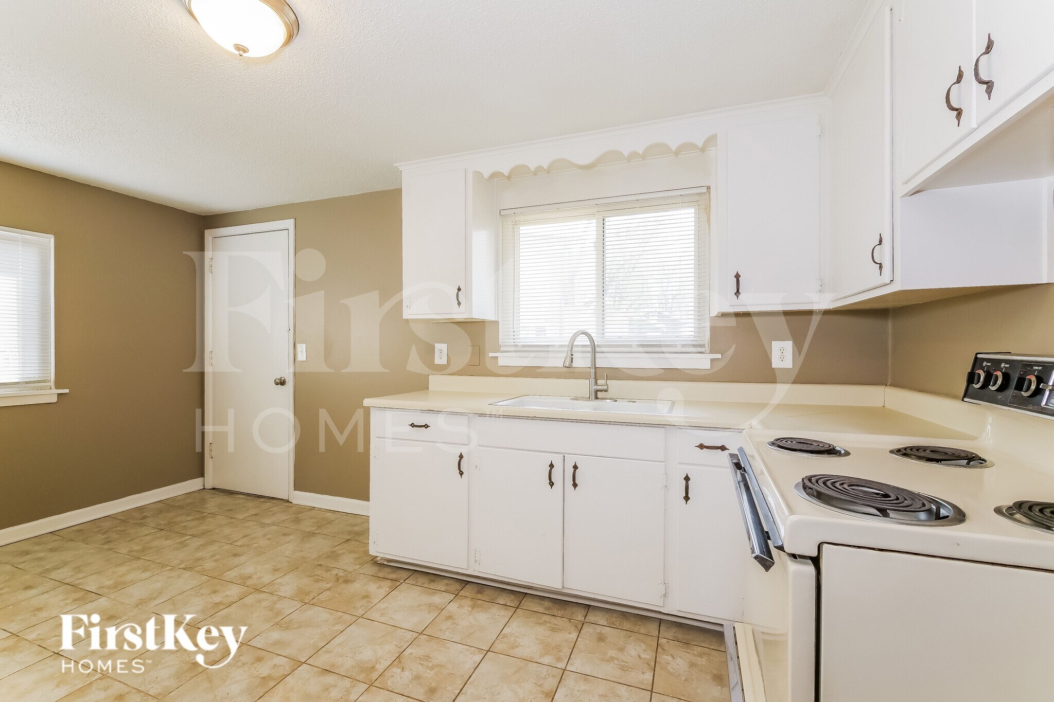 Building Photo - 5042 N Bellaire Ave