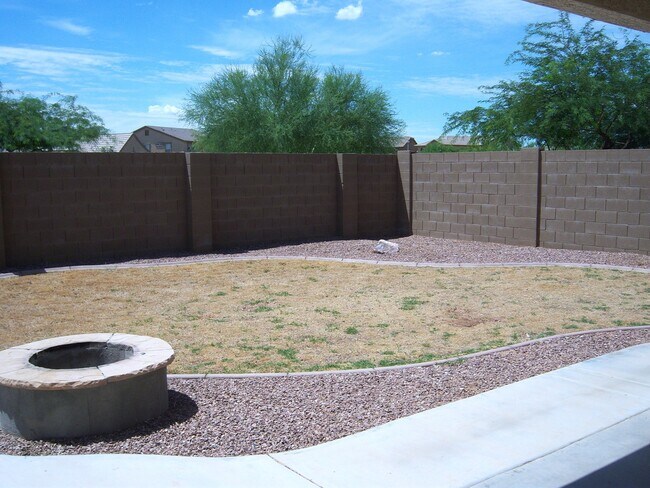 Building Photo - GREAT 4BEDROOM/3BATH HOME WITH ALL THAT YO...