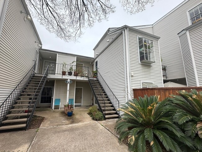 Building Photo - 9809 Richmond Ave