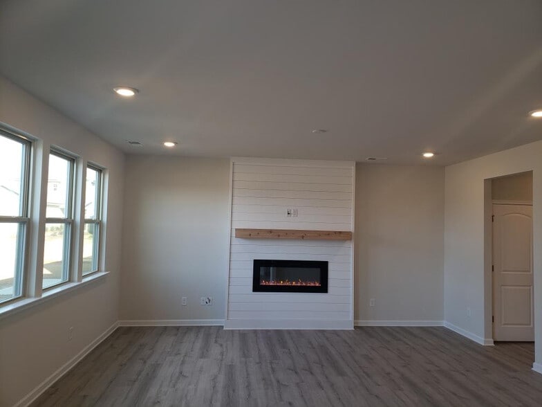 Building Photo - Room in House on Maylen Trace