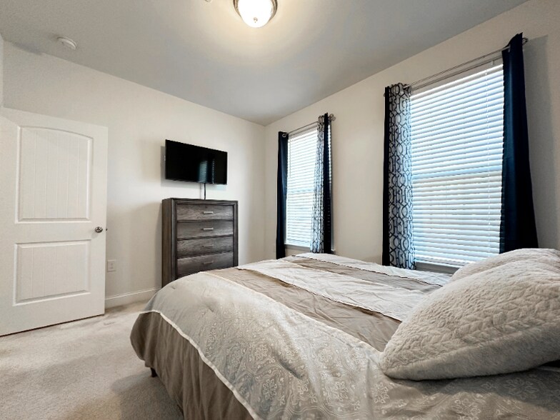 Building Photo - 5 Misty Grv Trl