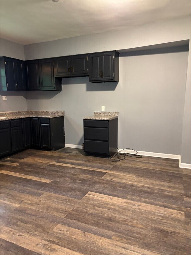 Building Photo - Section 8 & Eden Accepted! Charming spacio...