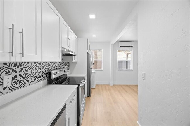 Building Photo - 412 SE 16th St