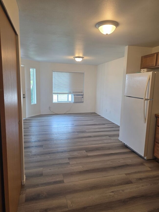 Building Photo - 2 bed 1 bath duplex in the country with park like setting close to town