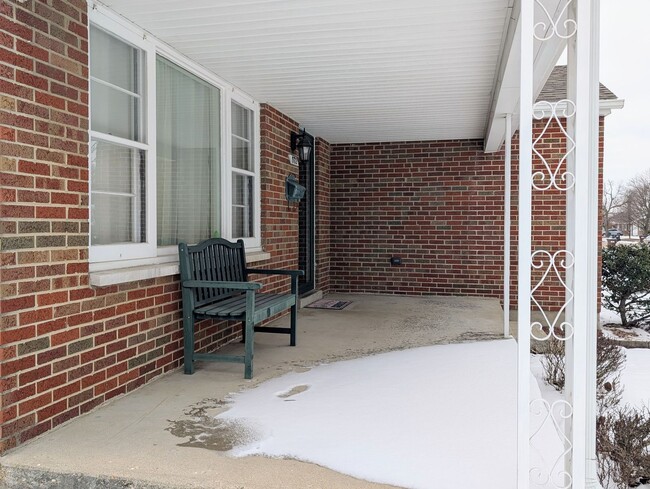 Building Photo - 3 Min to WPAFB! Adorable 3 Bedroom Brick H...