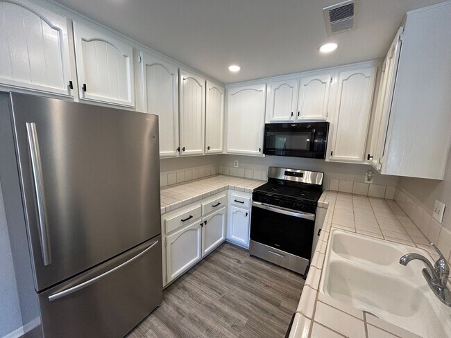 Building Photo - Beautiful 3 Bed 2 Bath Condo in Yorba Linda with Greenbelt Views